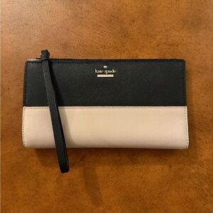 Kate Spade Black and Cream Wristlet